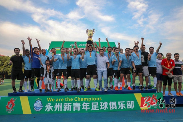韦德夫妻回到妻子母校观看橄榄球赛